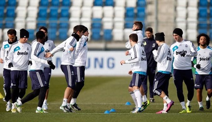 感谢俱乐部，U16国少球员身穿各自俱乐部训练服拍摄全家福