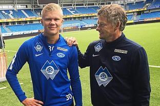 伊涅斯塔造访巴萨基地，与佩德里、费尔明、亚马尔合影