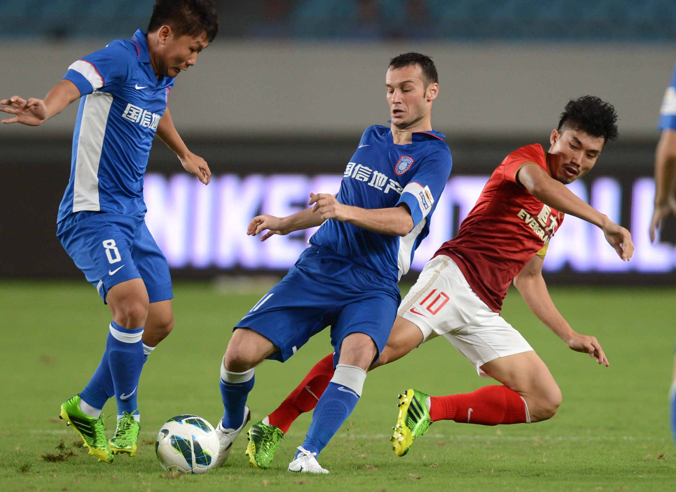 德天空：阿森纳关注法兰克福边锋巴霍亚，对方标价7000万欧