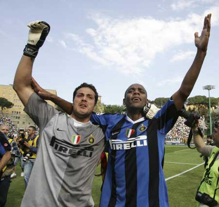 球员倒地救球拼劲十足