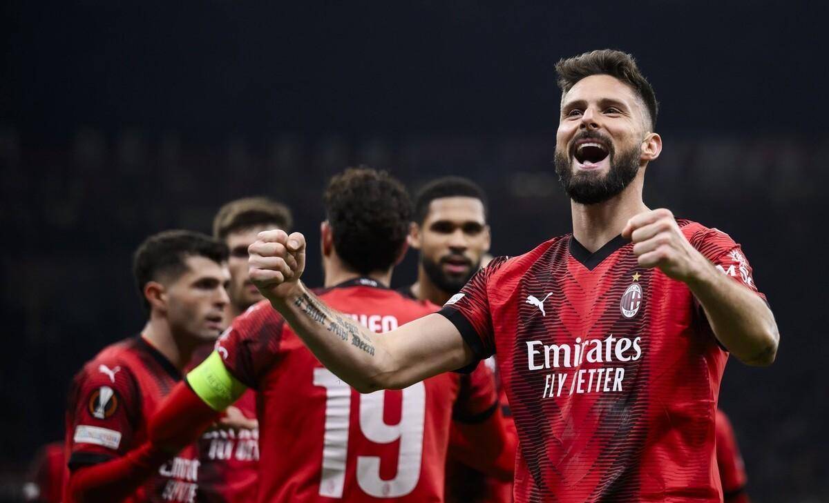 詹姆斯助攻队友完成精彩扣篮