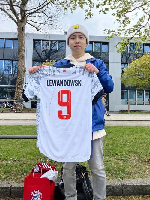 达成尤文生涯200场里程碑，洛卡特利获赠纪念球衣