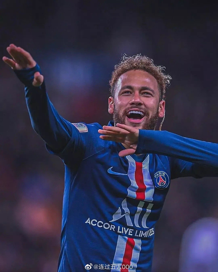 不可触碰的美，若昂-内维斯女友马达莱娜晒暗黑风妆造