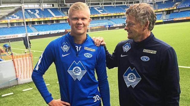 没有技巧全是感情，弗兰克告别演讲深情演唱《月亮代表我的心》