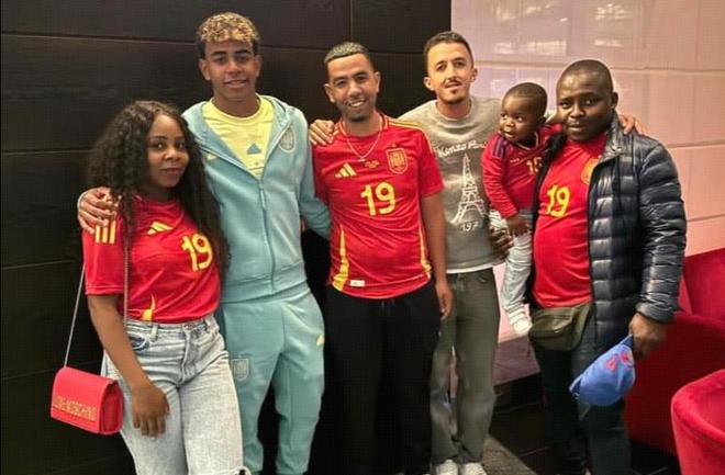 出席白宫晚宴后，C罗与美国防务部长合影