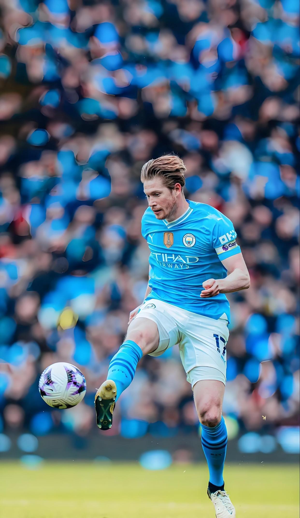 太开心了，马斯切拉诺赛后发布会上遭球员们啤酒浴“突袭”